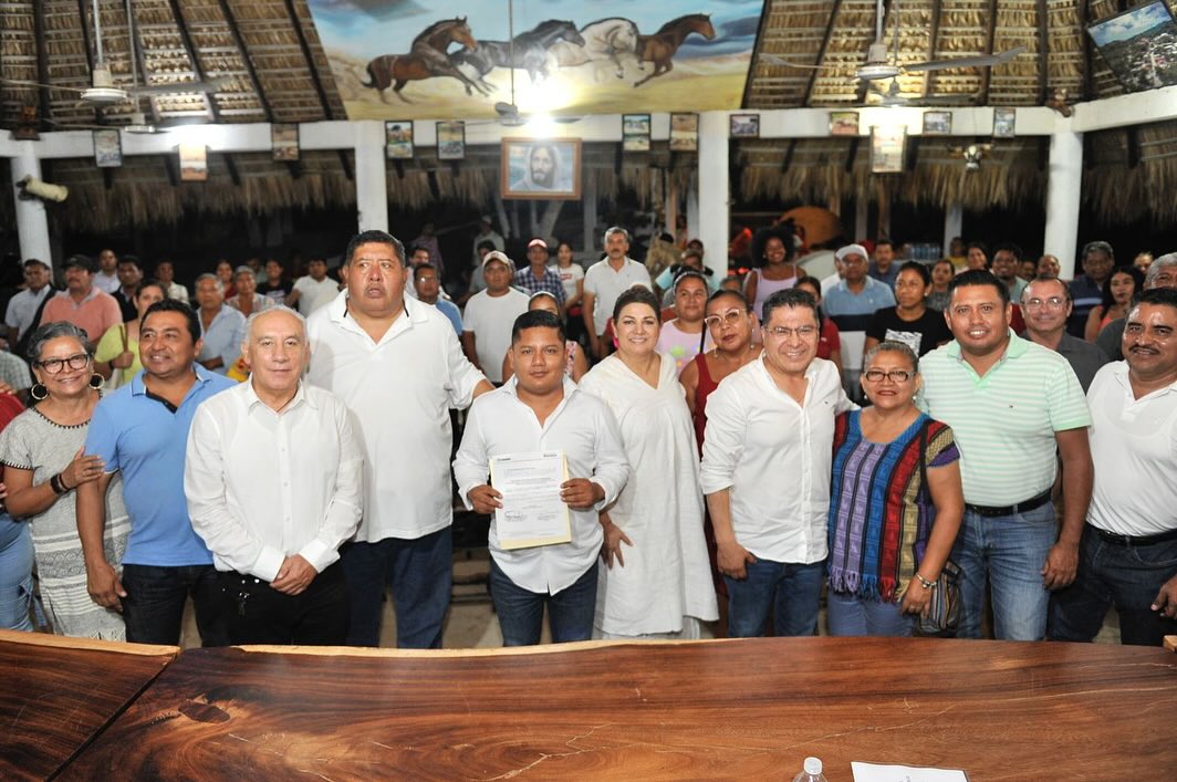 Toma de protesta al delegado de San Pedro Mixtepec, Oaxaca.