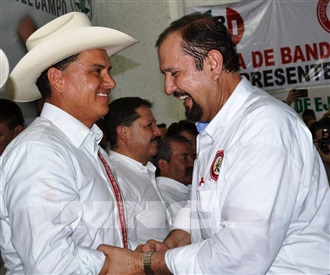 CON MOTIVO DEL V INFORME DE LABORES FELICITA MANUEL COTA AL GOBERNADOR ROBERTO SANDOVAL