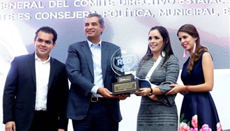 RECIBE JULIETA FAMANIA RUIZ GALARDÓN AL MÉRITO REPUBLICANO