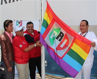 LA BANDERA LGTTTI ONDEA POR SEGUNDO AÑO CONSECUTIVO EN LA EXPLANADA DEL PRI