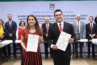 RECIBEN CONSTANCIA DE MAYORÍA ALEJANDRO MORENO Y CAROLINA VIGGIANO COMO NUEVOS DIRIGENTES DEL PRI