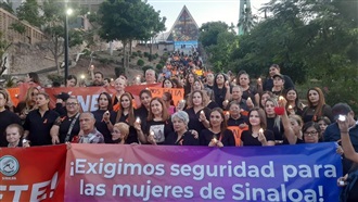 SE CONCENTRAN EN LA LOMITA EN DEFENSA DE LAS MUJERES.