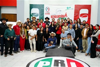 ENCABEZA CARLOS PEÑA SEGUNDO FORO REVOLUCIÓN JOVEN