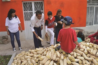 A LA GENTE DEL CAMPO NO LE INTERESA LA GUERRA SUCIA, ESTÁ ESPERANDO QUE SU SALARIO VALGA,  POR ESO BUSCA A ALGUIEN DEL